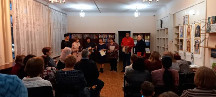 вручение авторам книги грамот от Главы Управления Администрации п. Черемухово.JPG