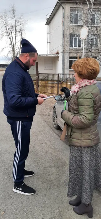 раздаем буклеты.JPG