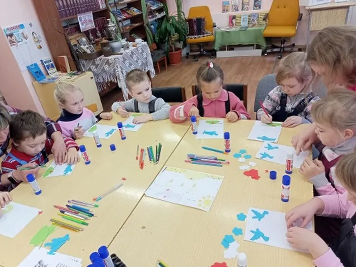 дети делают открытку