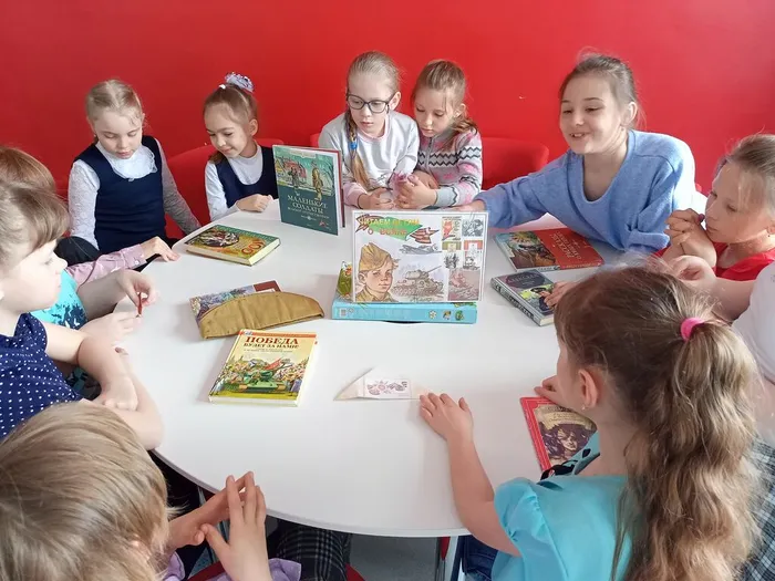 девочки и выставка