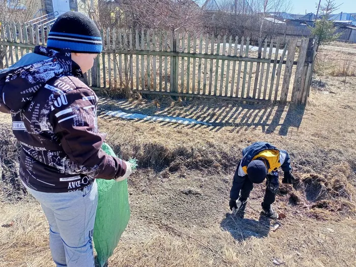 мальчики на уборке