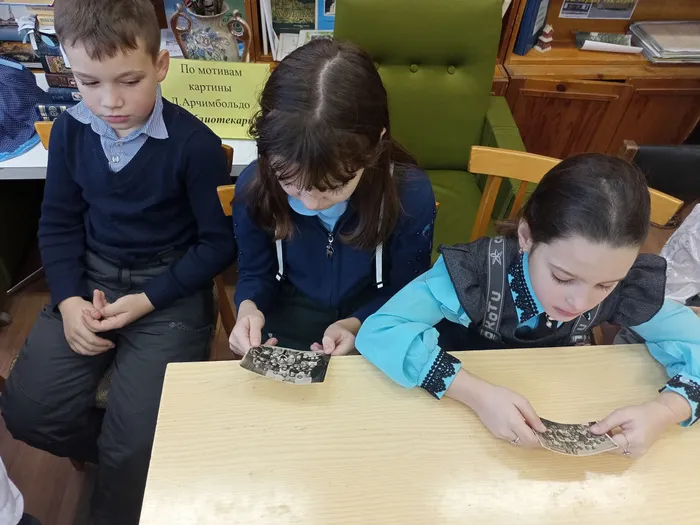 дети рассматривают фото.jpg