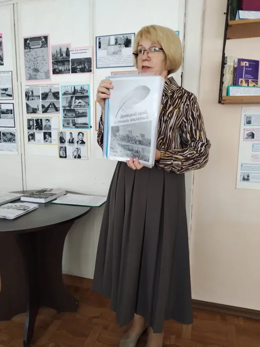 Литературно - информационный час «Поэзия Донбасса» прошел в Библиотеке поселка Черемухово