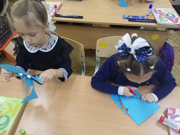 вырезают ладошки.jpg