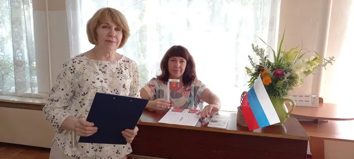 "Трехцветный и гордый Отечества флаг"