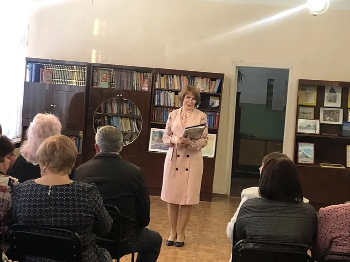 ведущая вечера М. Евсеева.jpg