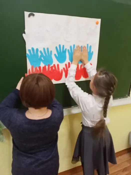 приклеивают ладошки.jpg