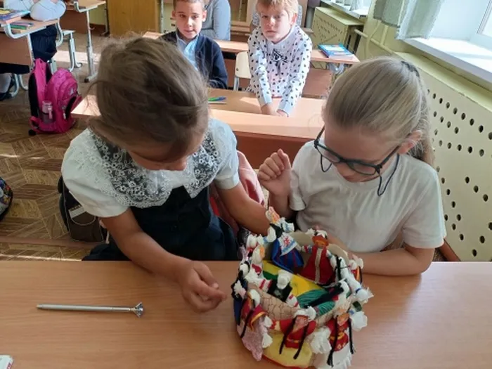 рассматривают кукл