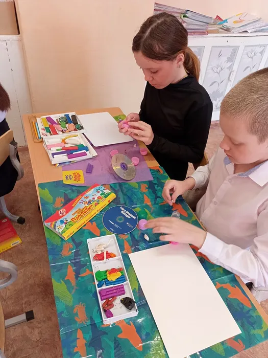 дети создают поделки