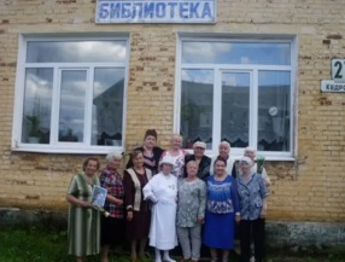 Фото возле библиотеки