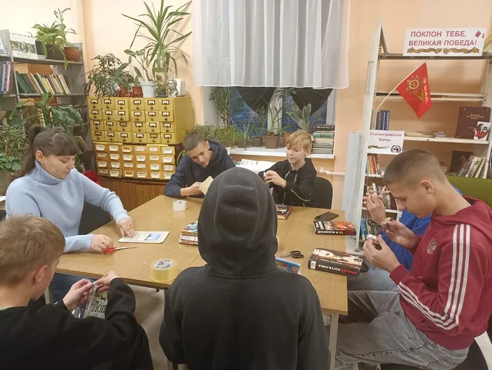 Ребята из Молодёжно-подросткового центр "Берёзка" подарили книгам вторую жизнь❤️📚