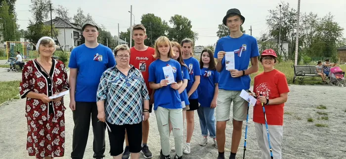 волонтеры помогают раздавать буклеты