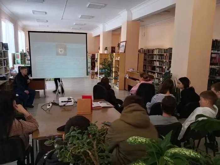 📕 Час мужества "Людьми прославлен наш Урал (УДТК) в Библиотеке семейного чтения п. Калья