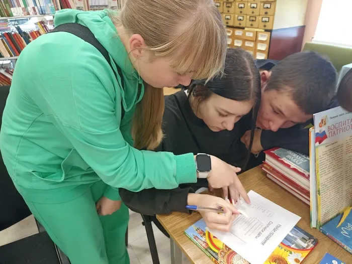 Устный журнал "Флаг России над Кремлем" в Библиотеке семейного чтения пос. Калья