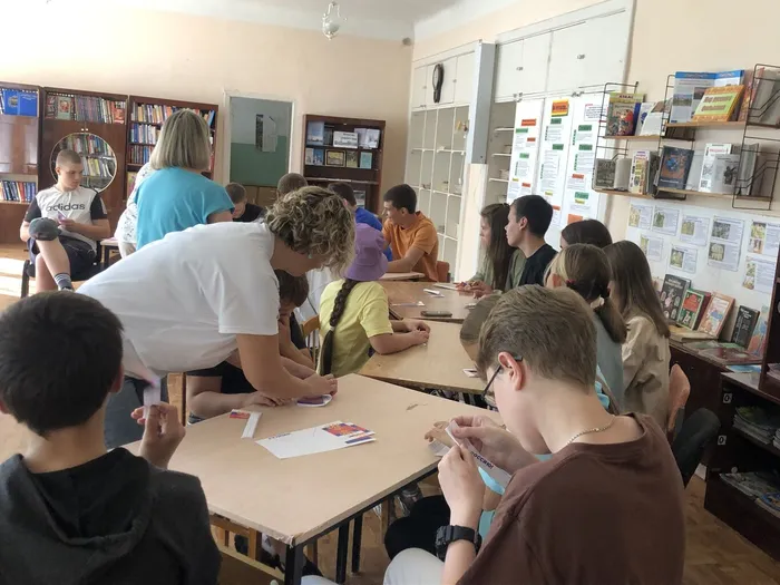 "Трехцветный и гордый Отечества флаг"