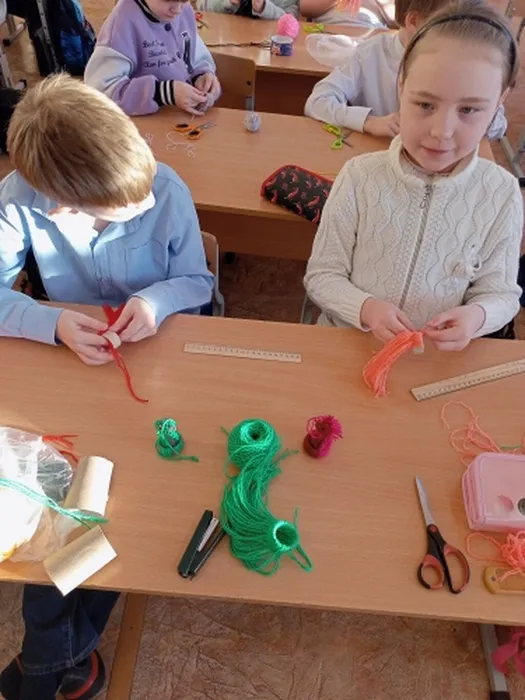 ребята и шапочки