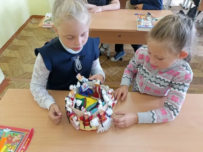 девочки рассматривают костюмы