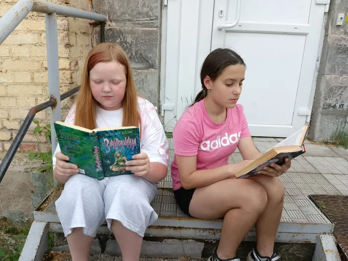 две девицы на крыльце