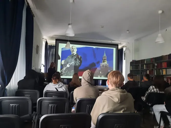 Патриотический час «Флаг моего государства» В Центральной городской библиотеке им. А. Н. Арцибашева