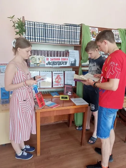 МОЛОДЕЖЬ У ВЫСТАВКИ