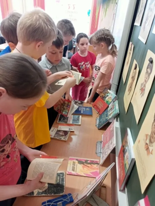 смотрят выставку.jpg