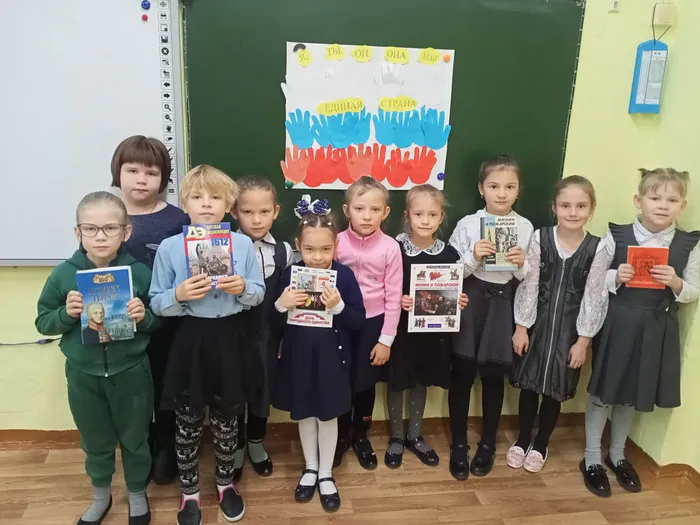 девочки 1 кл у флага.jpg