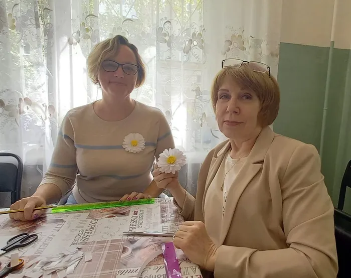 библиотекари получили броши в подарок