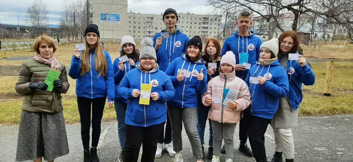 Евсеева М.В. с волонтерами.JPG