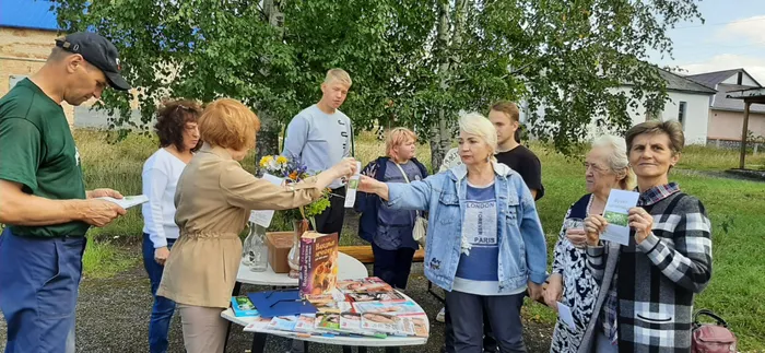 раздаем буклеты.JPG