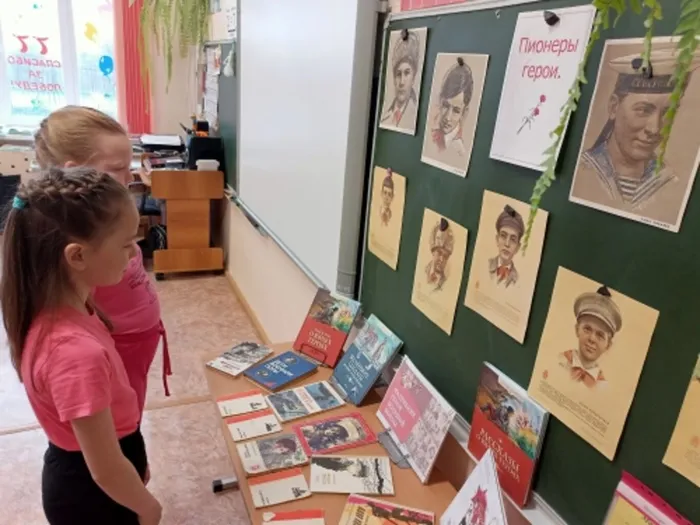 выставка и девочки.jpg