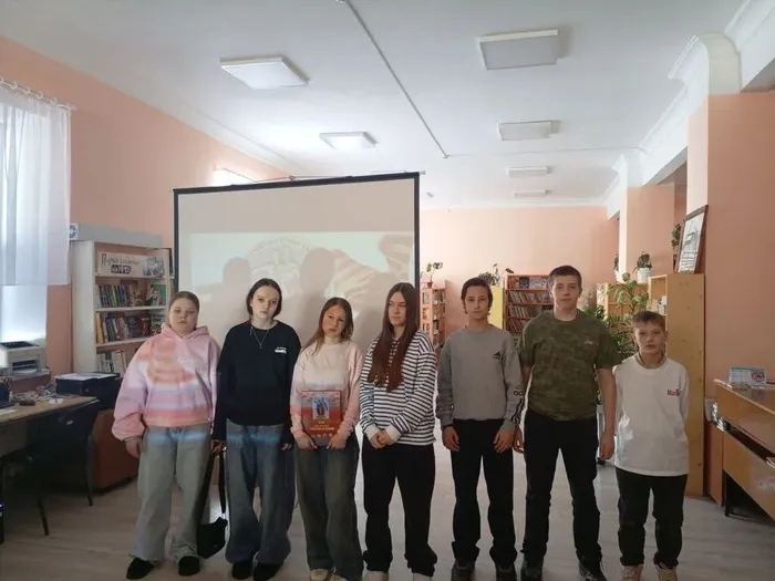 📕 Час мужества "Людьми прославлен наш Урал (УДТК) в Библиотеке семейного чтения п. Калья