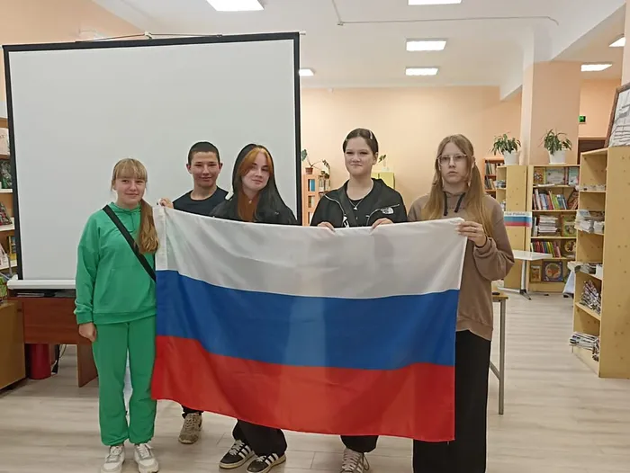 Устный журнал "Флаг России над Кремлем" в Библиотеке семейного чтения пос. Калья