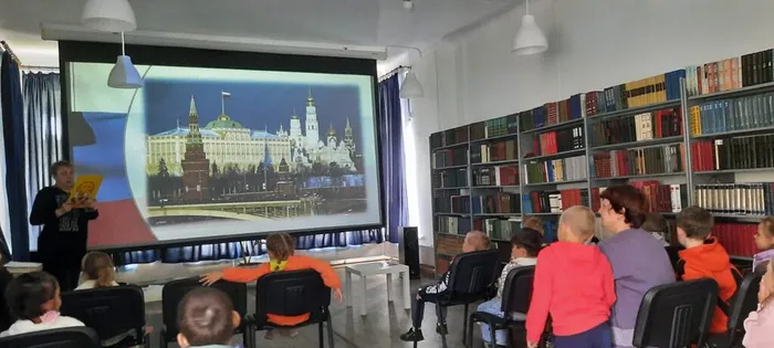 Познавательный час "Три символа на фоне истории"