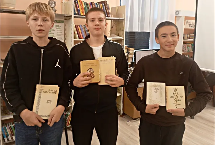 Поэтический час «Белые журавли» в Библиотеке семейного чтения п. Калья