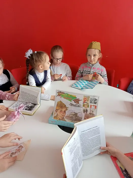 рассматривают медали