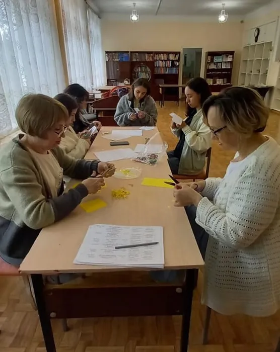 молодежь готовит с библиотекарями мастер-класс для малышей