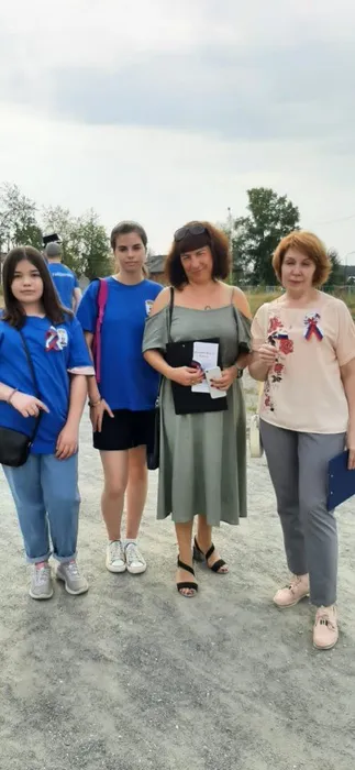 волонтеры дарят флажки