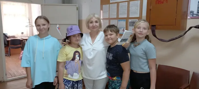 "Трехцветный и гордый Отечества флаг"