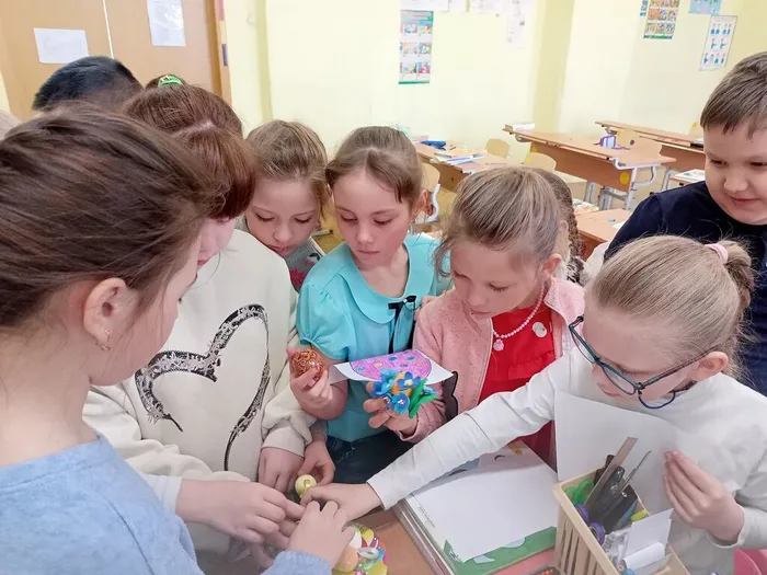 рассматривают пасхальные яйца