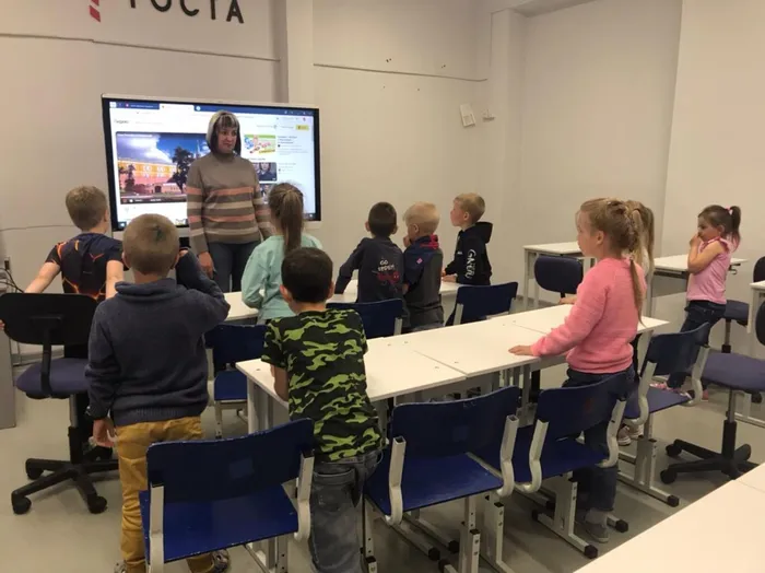 1 отряд слушает гимн