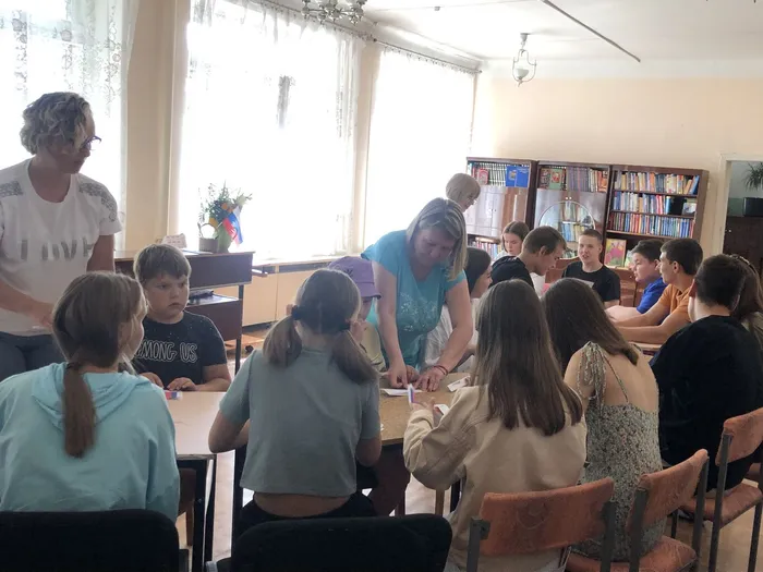 "Трехцветный и гордый Отечества флаг"