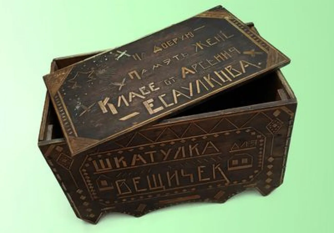 Деревянная шкатулка