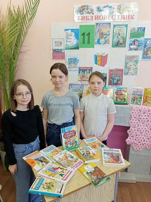 девочки у выставки