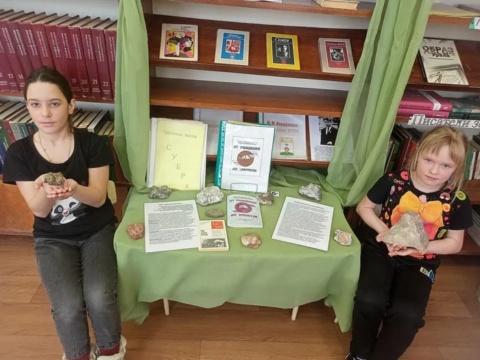 девочки и выставка