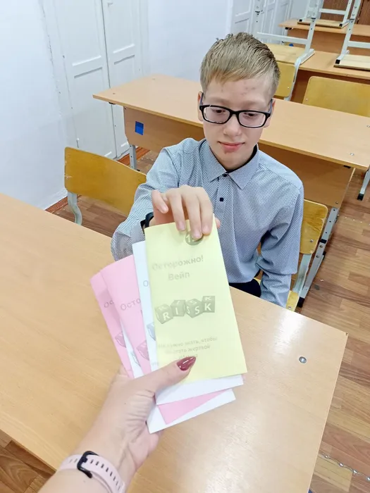 Рома выбирает буклет