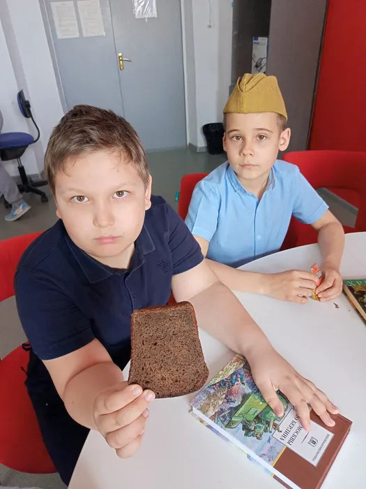 мальчики и хлеб