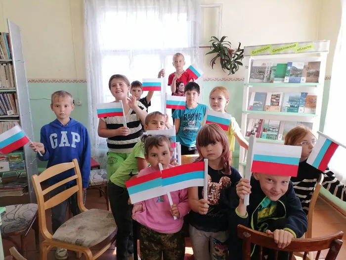 Патриотический час «Флаг российский, флаг державный» в Библиотеке п. Сосьва