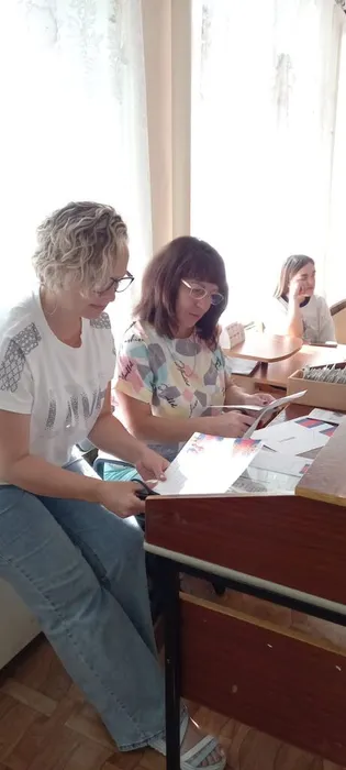 "Трехцветный и гордый Отечества флаг"