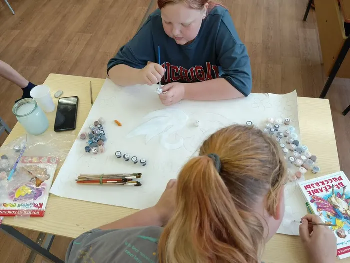 девочки рисуют