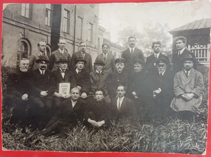 В. И. Алексеев- выпускник Ленинградского горного института. На фото:второй ряд, самый крайний слева.